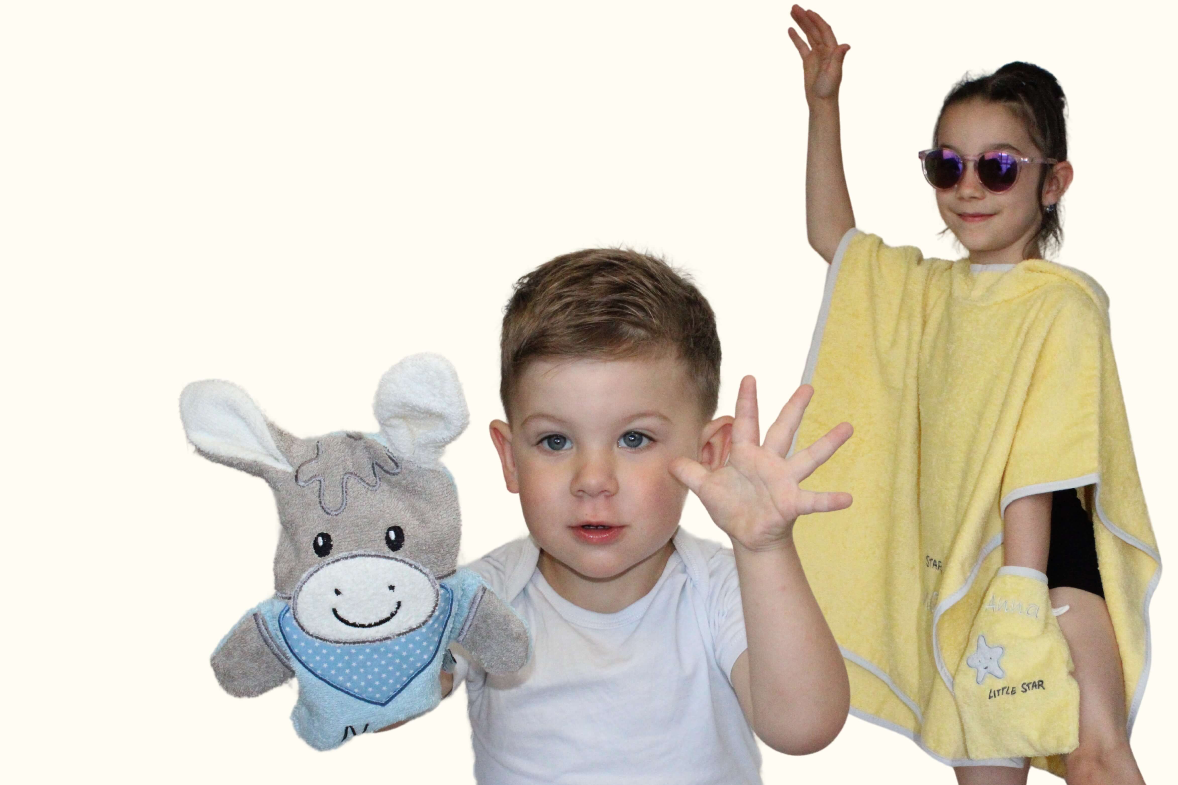 Kinder mit Bade Poncho