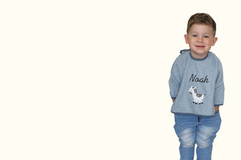 Junge mit personalisiertem Lätzchen